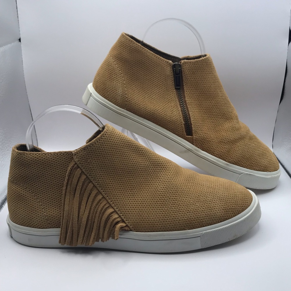 Minnetonka tan leather booties. Size 10. (ii)